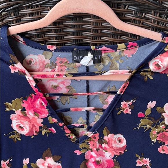 Discreet Floral Top 1X - Picture 3 of 9